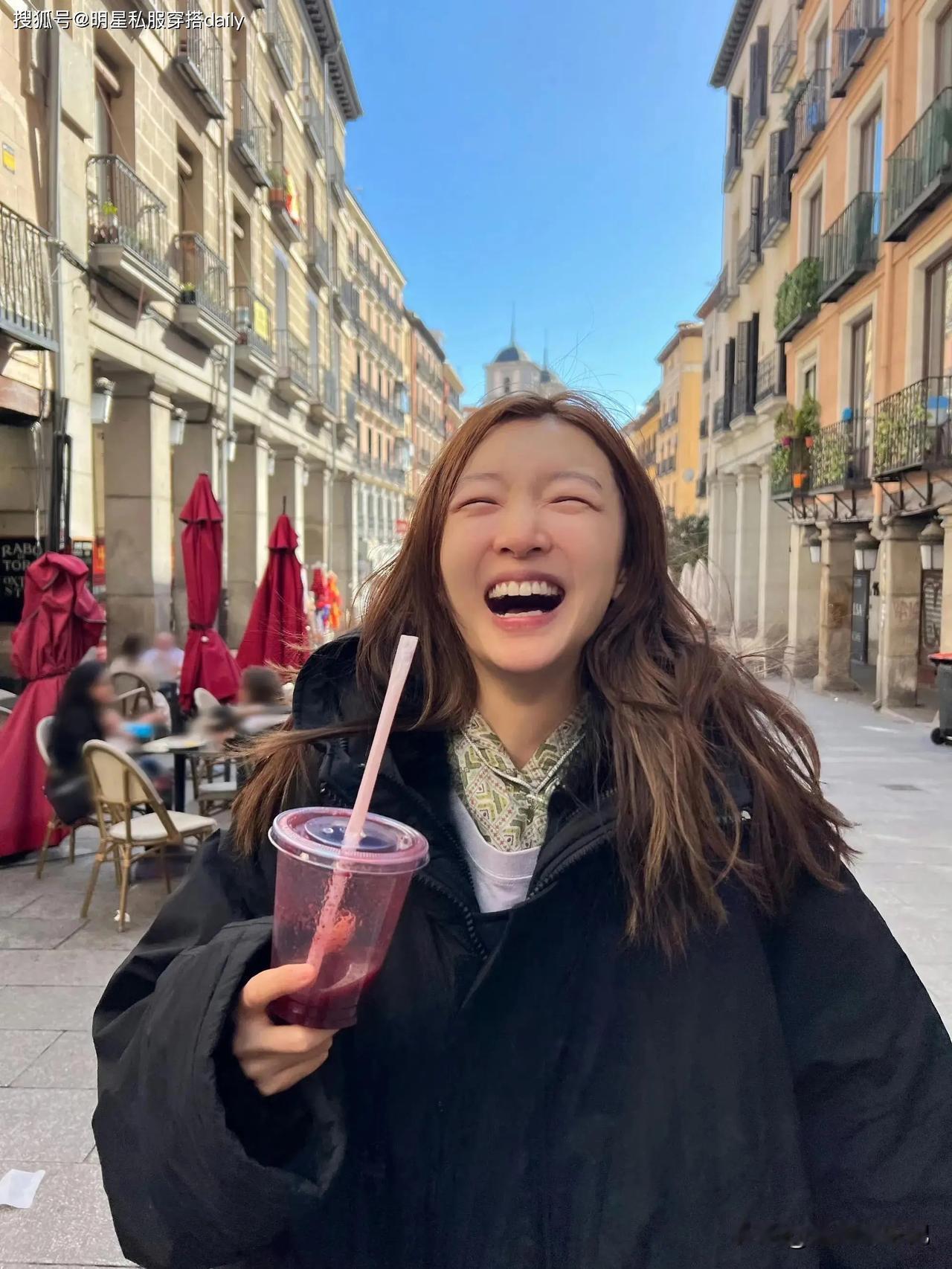 周冬雨面对镜头开怀大笑，完全没有有一点淑女的样子