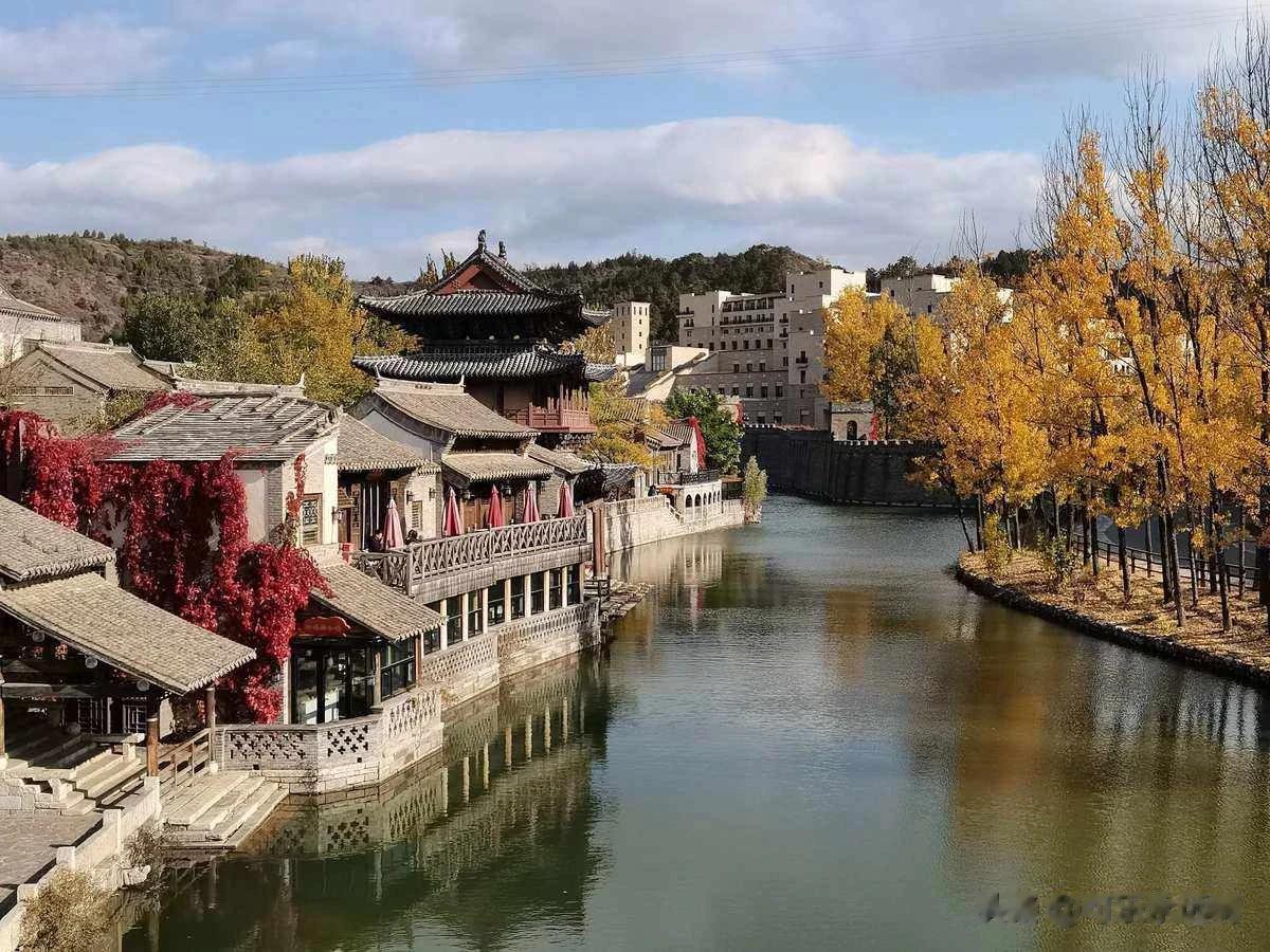 没有去欣赏过古北水镇的红叶，可不算看过最美的秋天。
青石小径踏过万缕时光，一片红