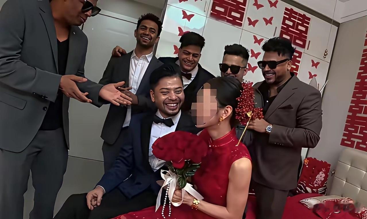 一女子和印度小伙结婚，房间贴满中文喜字，新郎和伴郎都很开心，这印度小伙不知道有什