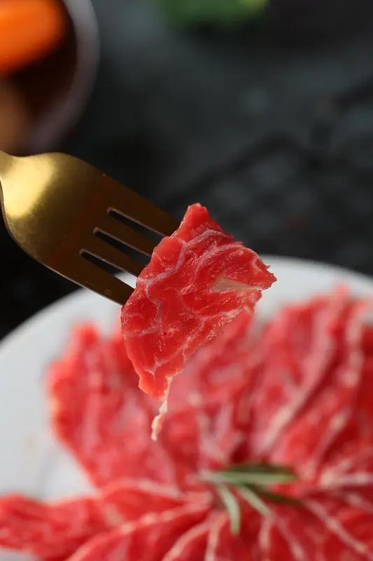 谷谷友的食材搭配堪称一绝，恰似火锅界大师匠心独运的杰作！牛肉纹理清晰，一看便是高