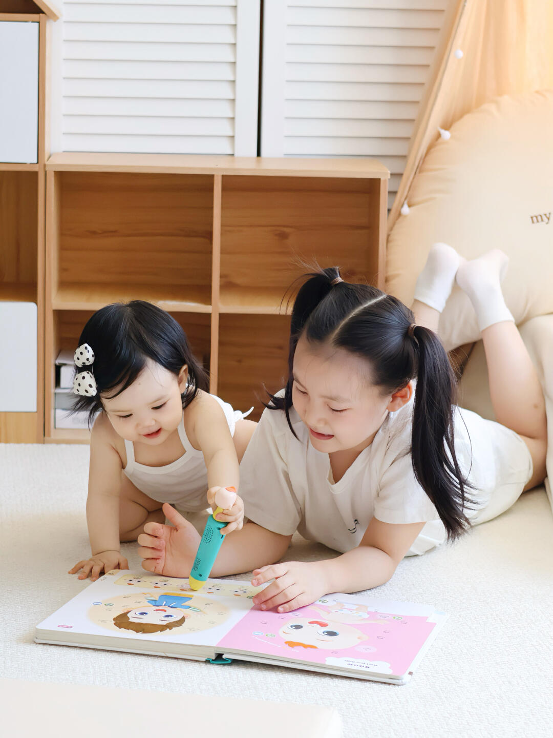 小姐妹俩一起看书啦～