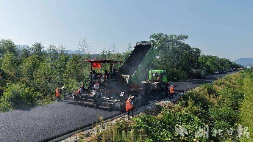 英山12公里公路通车，惠及六村：英山县金家铺镇茶园至黄林冲“四好农村路”全长12
