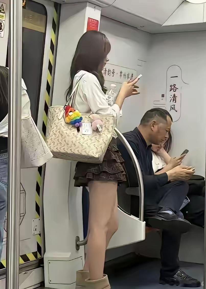 我一直非常好奇，女生一出门就带个包，到底装的是什么，累不累。 