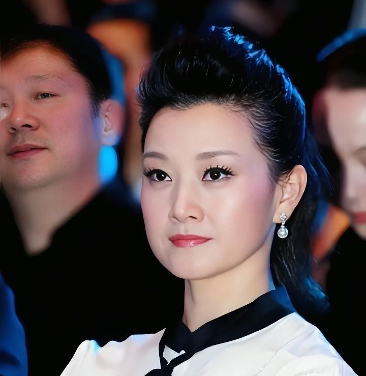 宋祖英丁克13年，39岁突然生了儿子，很多人看不明白。当初坚持不要孩子的是她，后