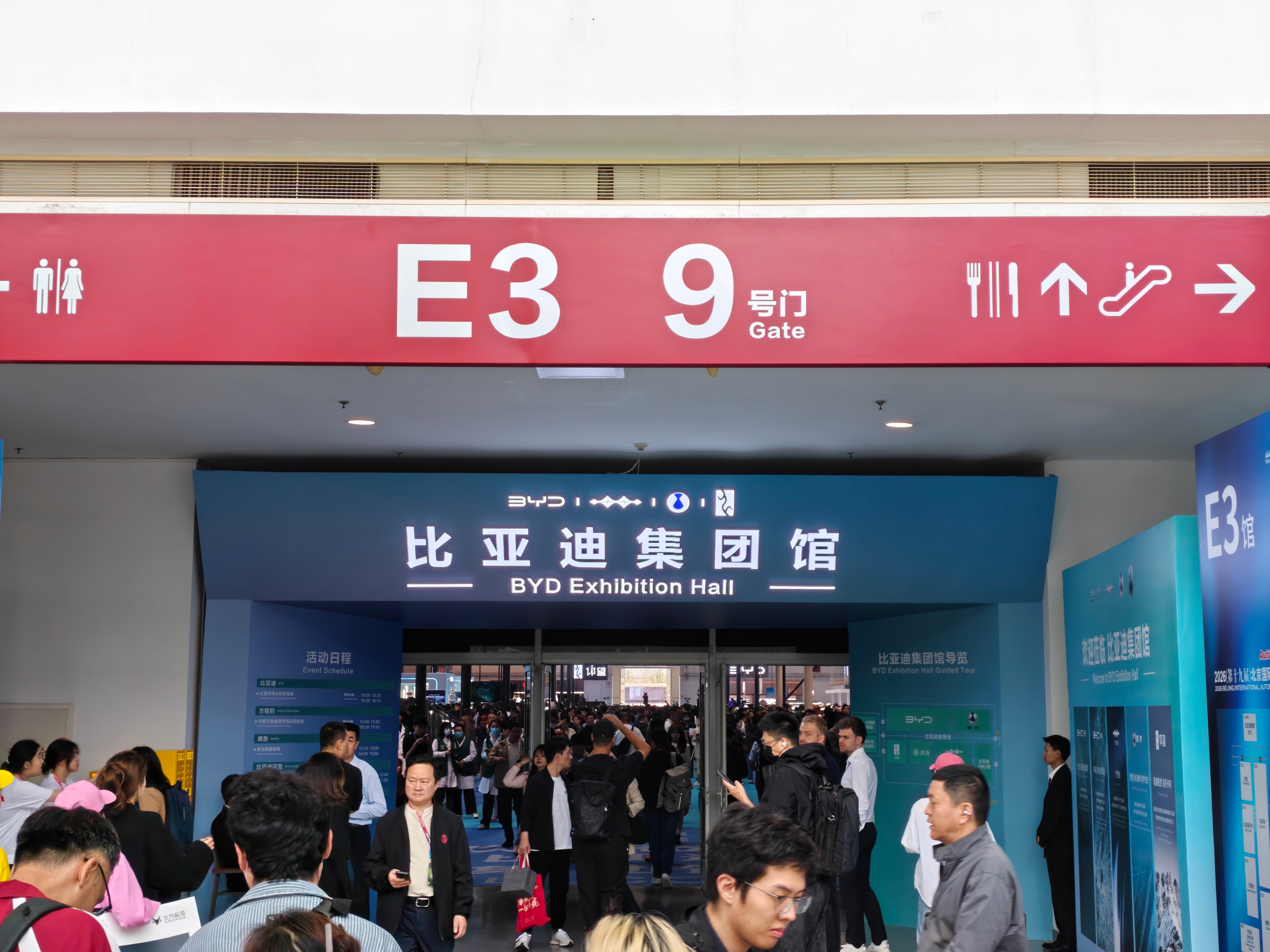 比亚迪太豪横了，直接包下一整个展馆，自家品牌全部登场，这逛着也太爽了~今天发布会