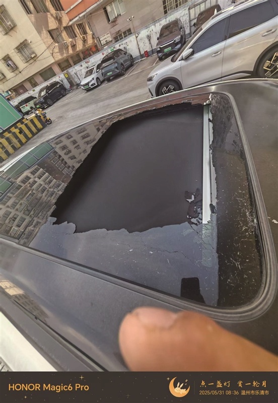 著名的唐人续航-智驾-旅游博主似乎到现在都没意识到，玻璃裂了一半，另一半因为反光