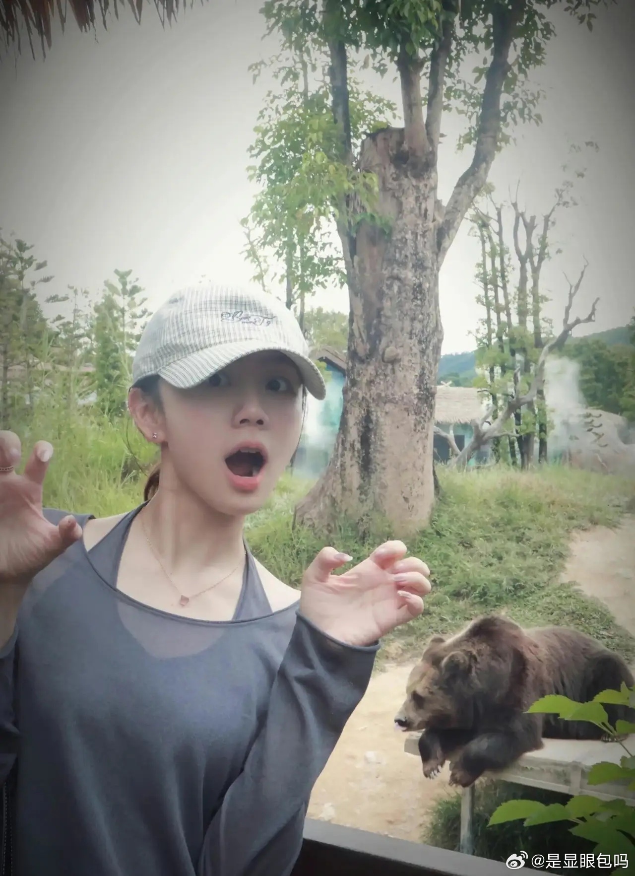 冯禧婚后分享生活照，她以素颜轻松状态出镜，头戴格纹刺绣棒球帽，身穿灰调假两件休闲