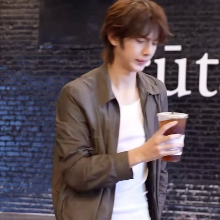 小孩被迫喝大人打工燃料金主训