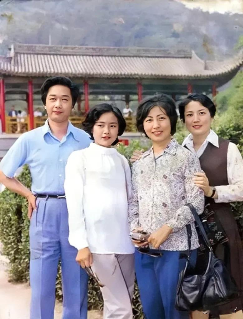 1982年，乔榛、张瑜、李炳淑、李秀明在陕西西安参加“双奖”活动时的珍贵合影，那
