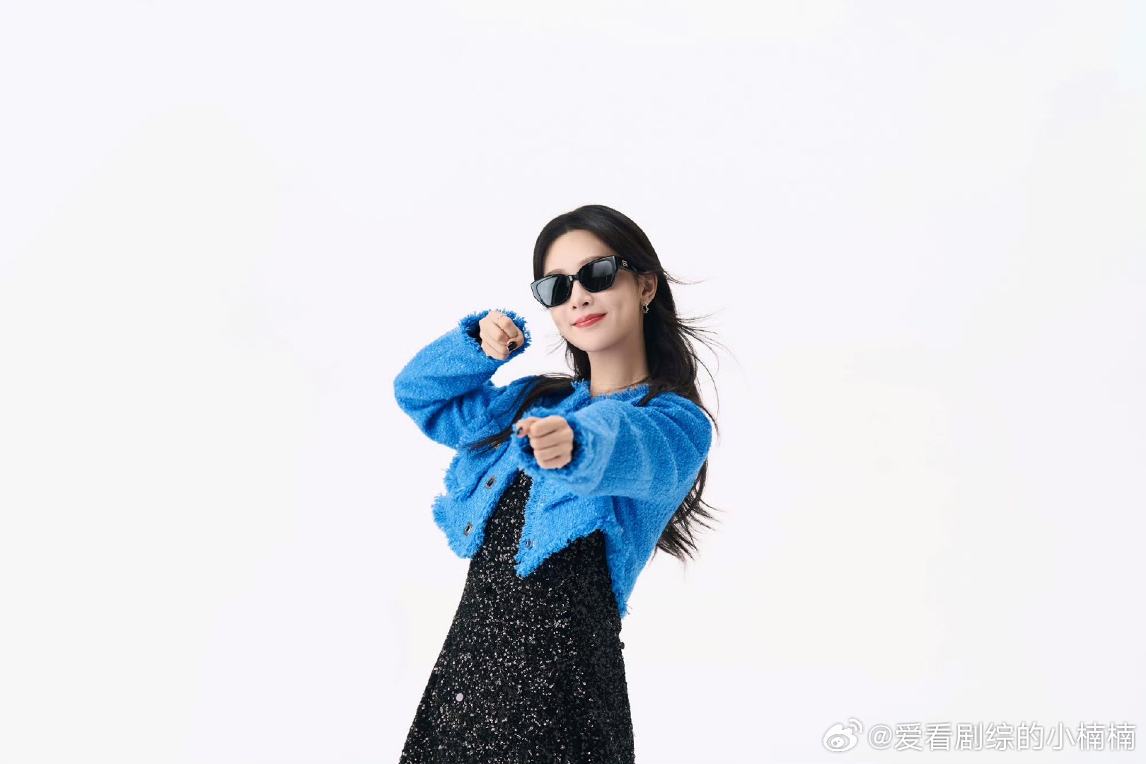 杨紫克莱因蓝外套杨紫发射爱心 杨紫克莱因蓝外套 ​​​