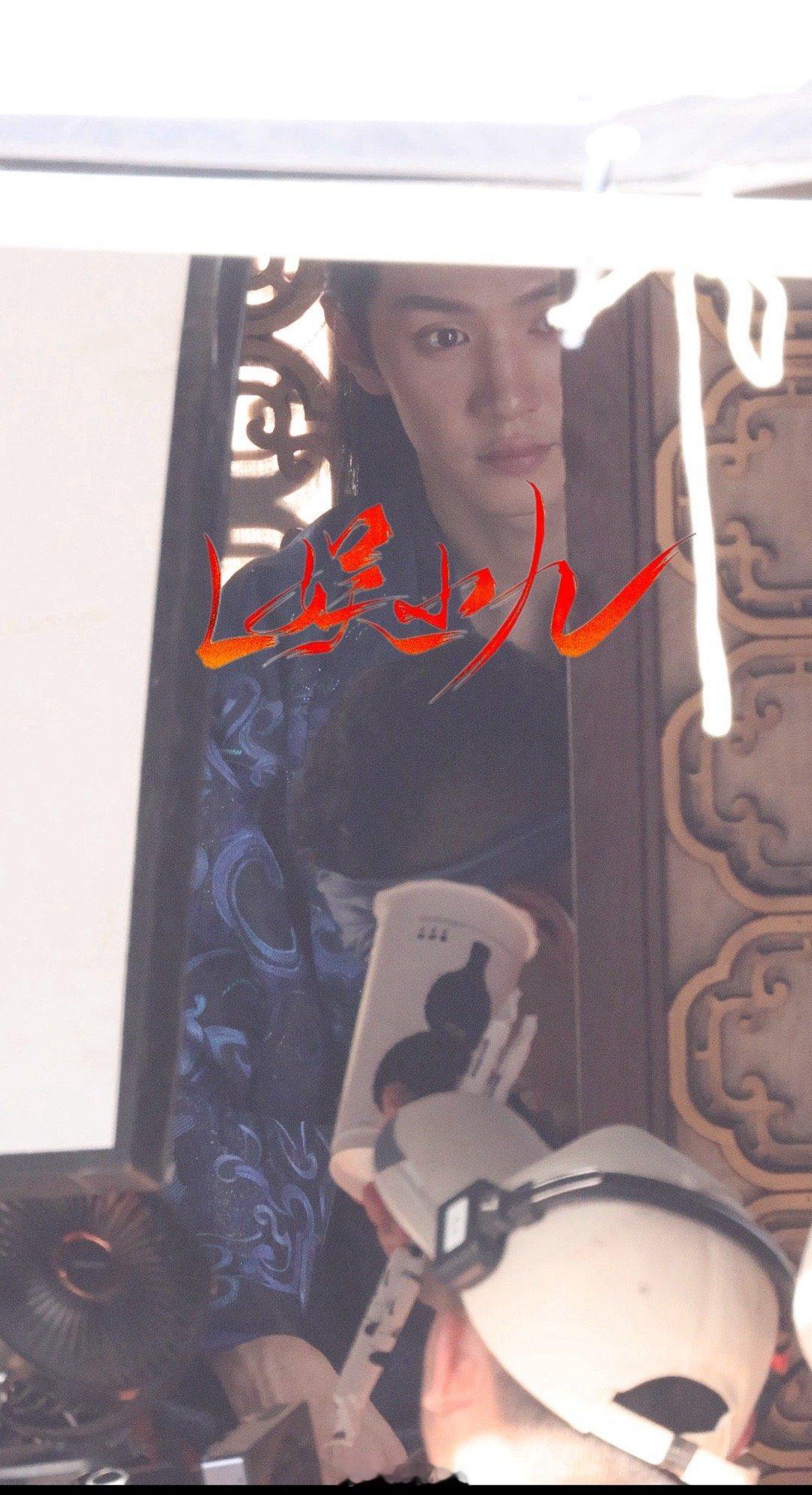 #追星代拍周边中转[超话]##陈哲远绾心记# 今日马车里路透、这小眼神[哇] ​