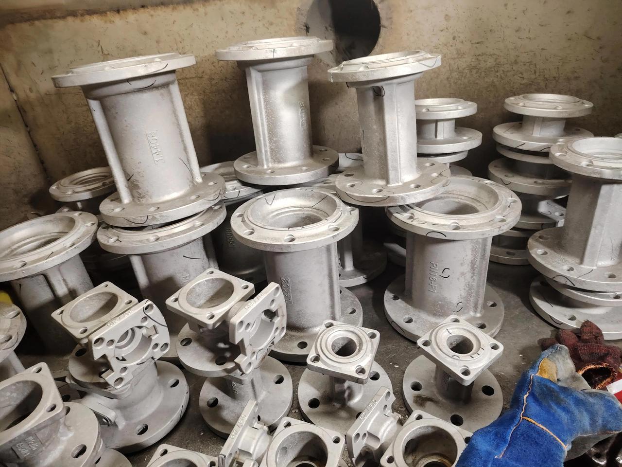 “鬼子进村了”！车间里不知谁叫了一声，原本寂静的车间刷的一声动了起。
这场面要说