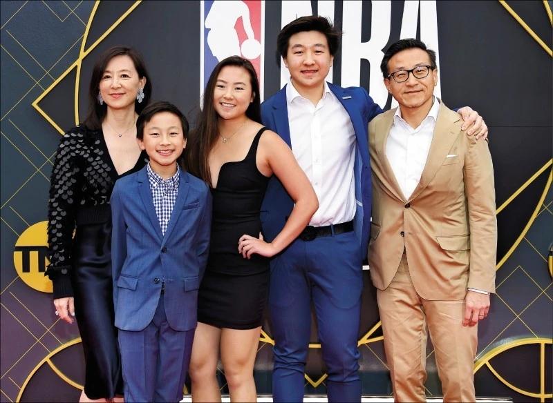 数百亿美元财富，三十年夫妻，各自安顿适合自己的生活，他们是活在常人想象不到的清规