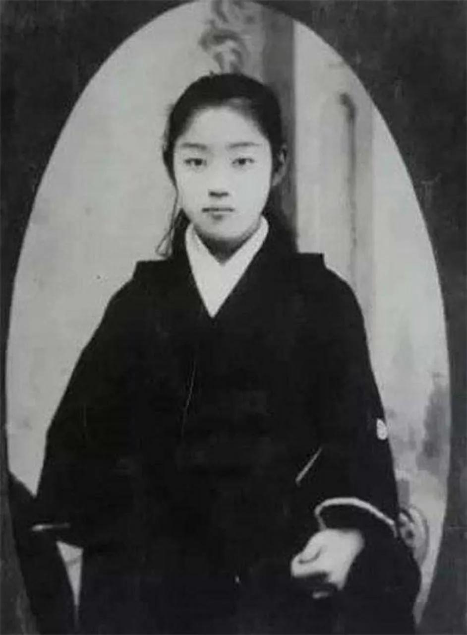 康有为在日本时，恰逢第三位姨太太怀孕，便请了16岁少女市冈鹤子当女佣。初次见面，