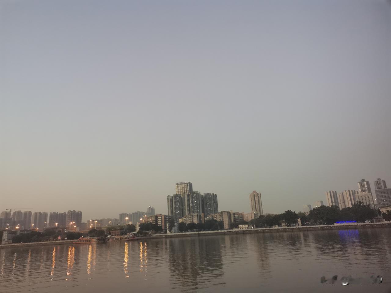 晨光初现，我在广州志愿者公园江边喝茶、看风景、锻炼身体。
下图，拍的位置是江东岸