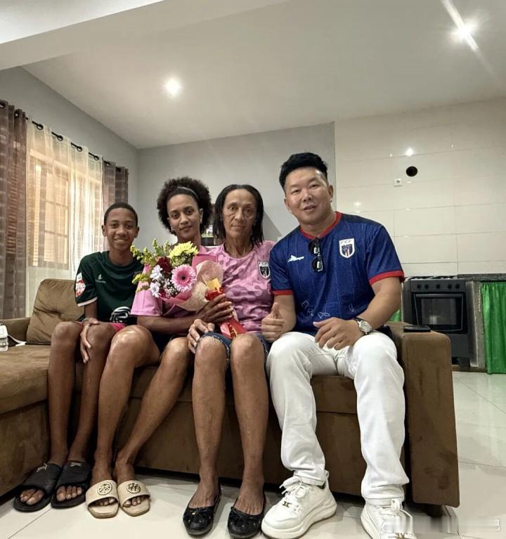 没想到在佛得角也能看见中国人佛得角爆冷逼平西班牙火出圈出圈赛场是咱们中国援建的国