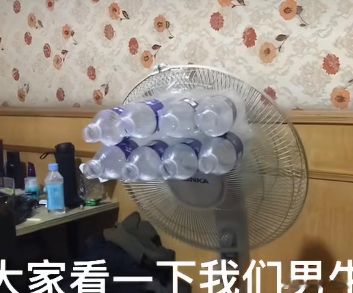 发明这么降温的人绝对是天才这个原理说的直白一点就是你用嘴哈气是热的，你嘟起嘴来吹