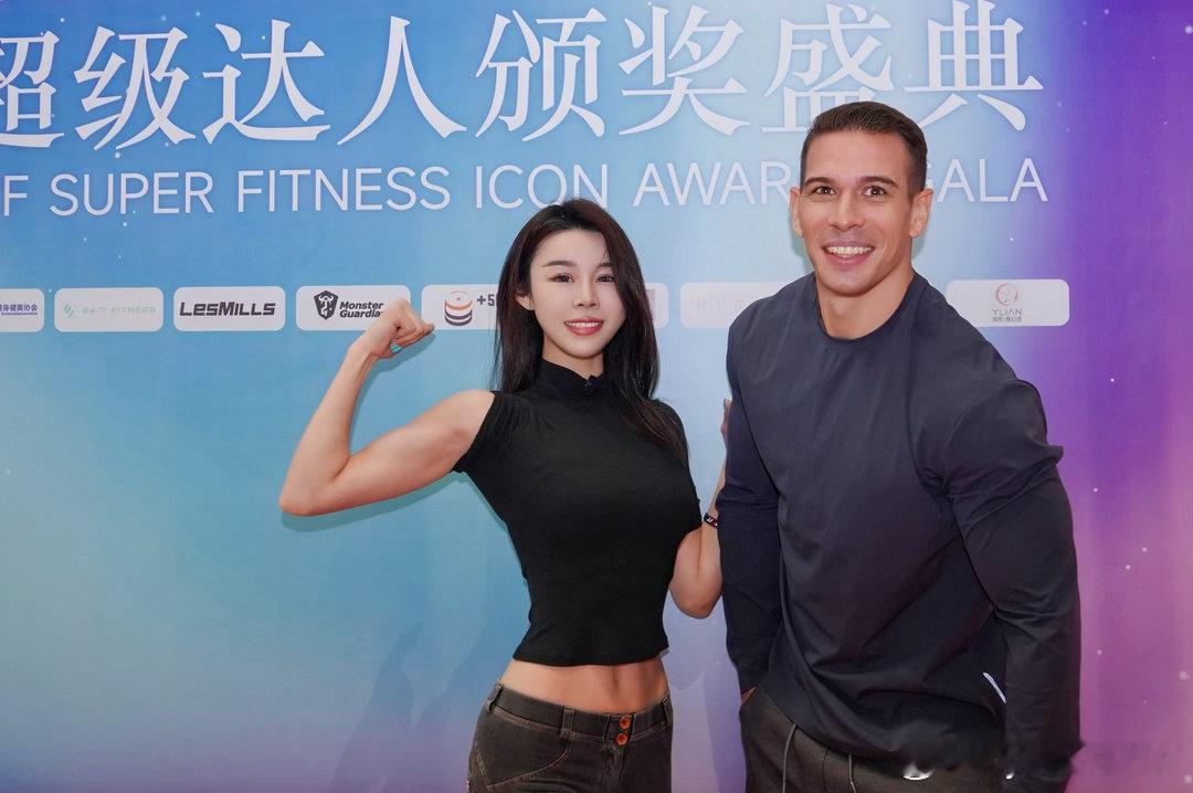 健身iwf上海国际健身展 见到喜欢的Lara姐姐啦超开心见人不如健身健身女孩  