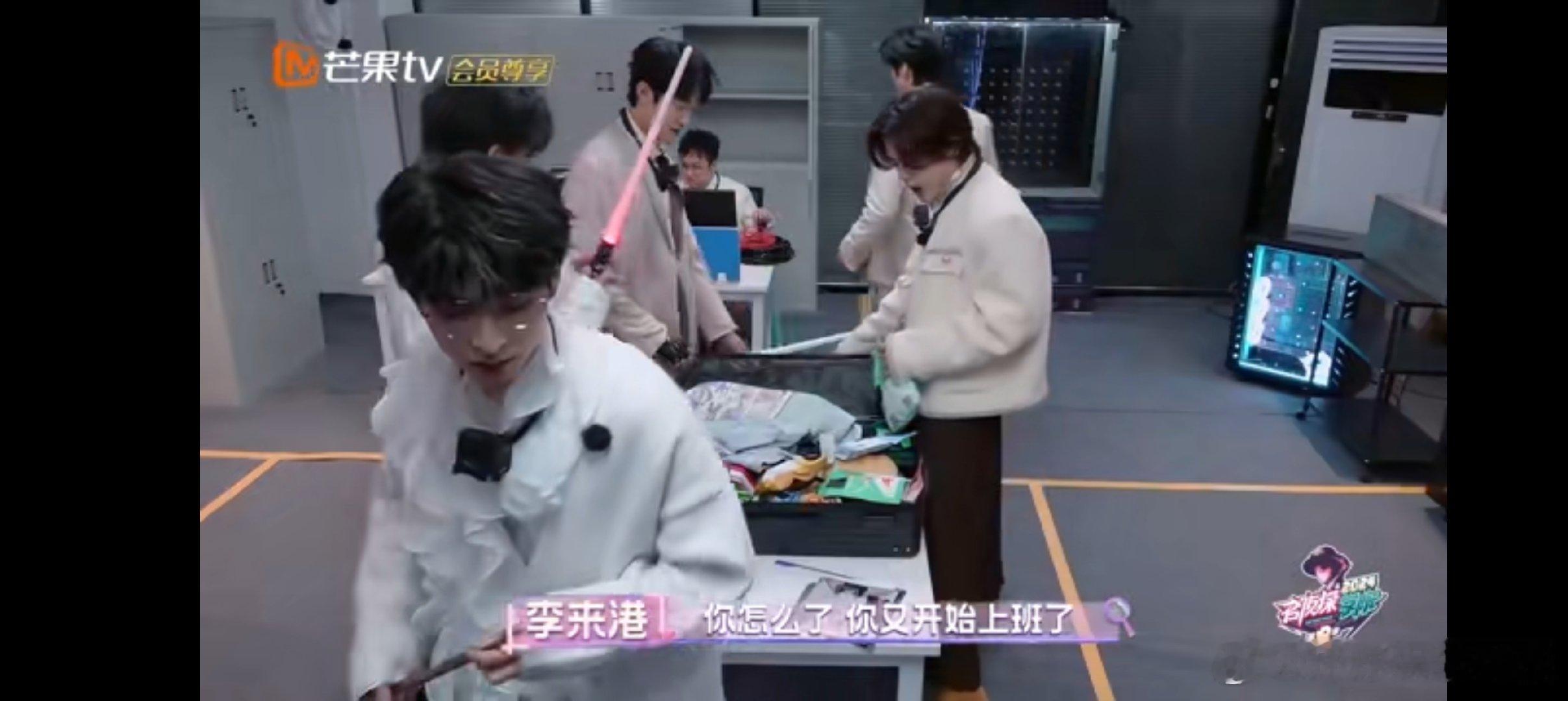 上班的疲惫谁懂！还好我学会了自我调节，把公司当成巴厘岛，再偷偷吃点小零食，瞬间感