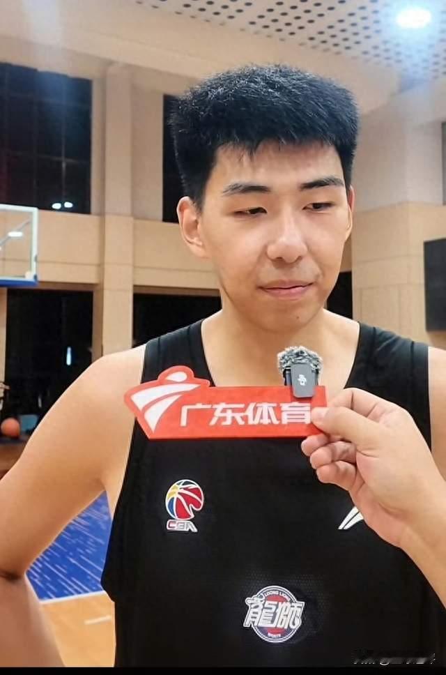休赛期探营采访爆火，徐昕一句话，球迷解读不回广东宏远