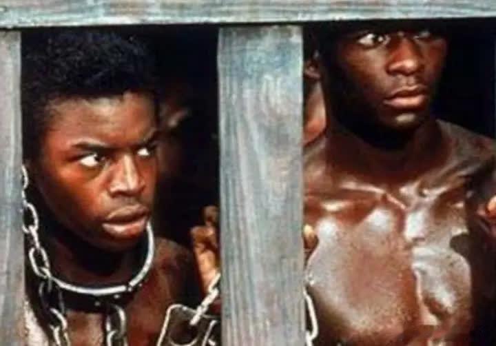 19世纪，在欧洲的奴隶市场上，一堆奴隶三五成群，赤裸站立，等待着被奴隶主挑选。 