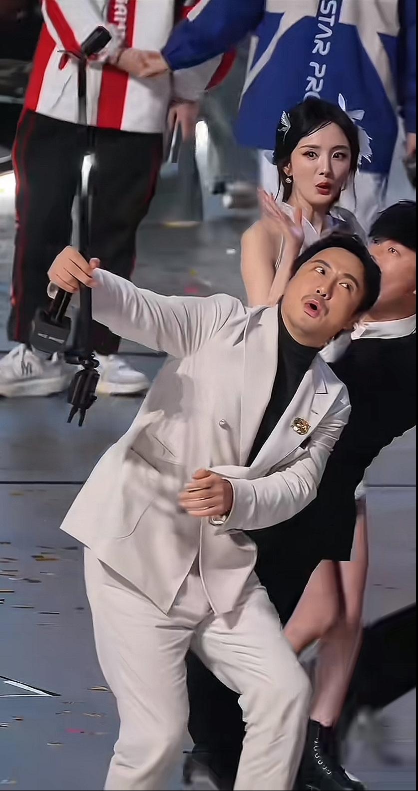 他们就像一座知识的宝库，每一次课堂都是一场精彩的知识盛宴。记得我高中时的历史老师