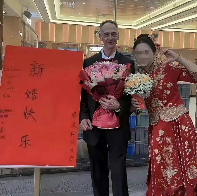 这年头，怎么美女都爱嫁老头