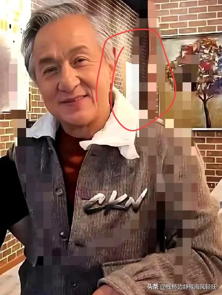 71岁的成龙，终于知道什么叫“儿孙自怡”。


成龙说：“我羡慕别人能抱着孙子睡
