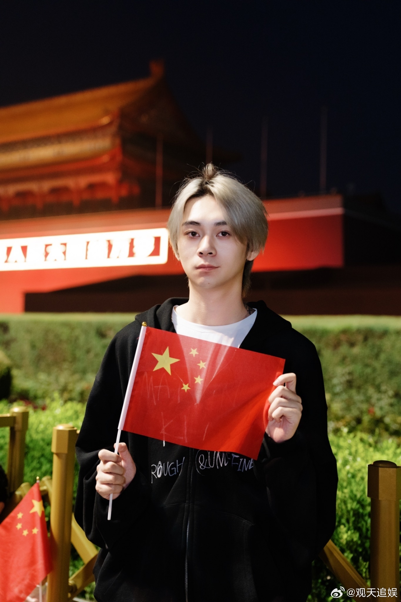 练习生国庆冒雨祭扫烈士陵园练习生冒雨祭扫烈士陵园 国庆细雨无声，少年心怀敬畏。M