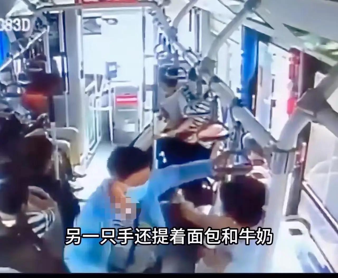 那一刻，所有的喧嚣仿佛都变得静止了。公交车上，男子的脸上写满了尴尬和无助，他的手