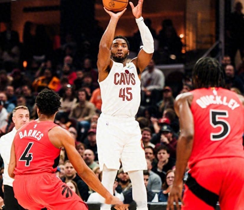 11月14日NBA 常规赛，骑士主场113-126不敌猛龙爆冷完败。米切尔复出轰