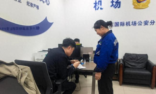 拾金不昧好榜样！银川河东国际机场保洁员，在更衣室发现三根金条，她捡到后知道这肯定