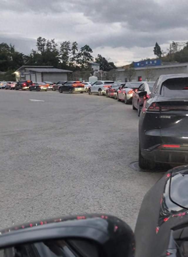 车主讲述高速充电“囧途”：有人跑4个服务区排队3小时才充上