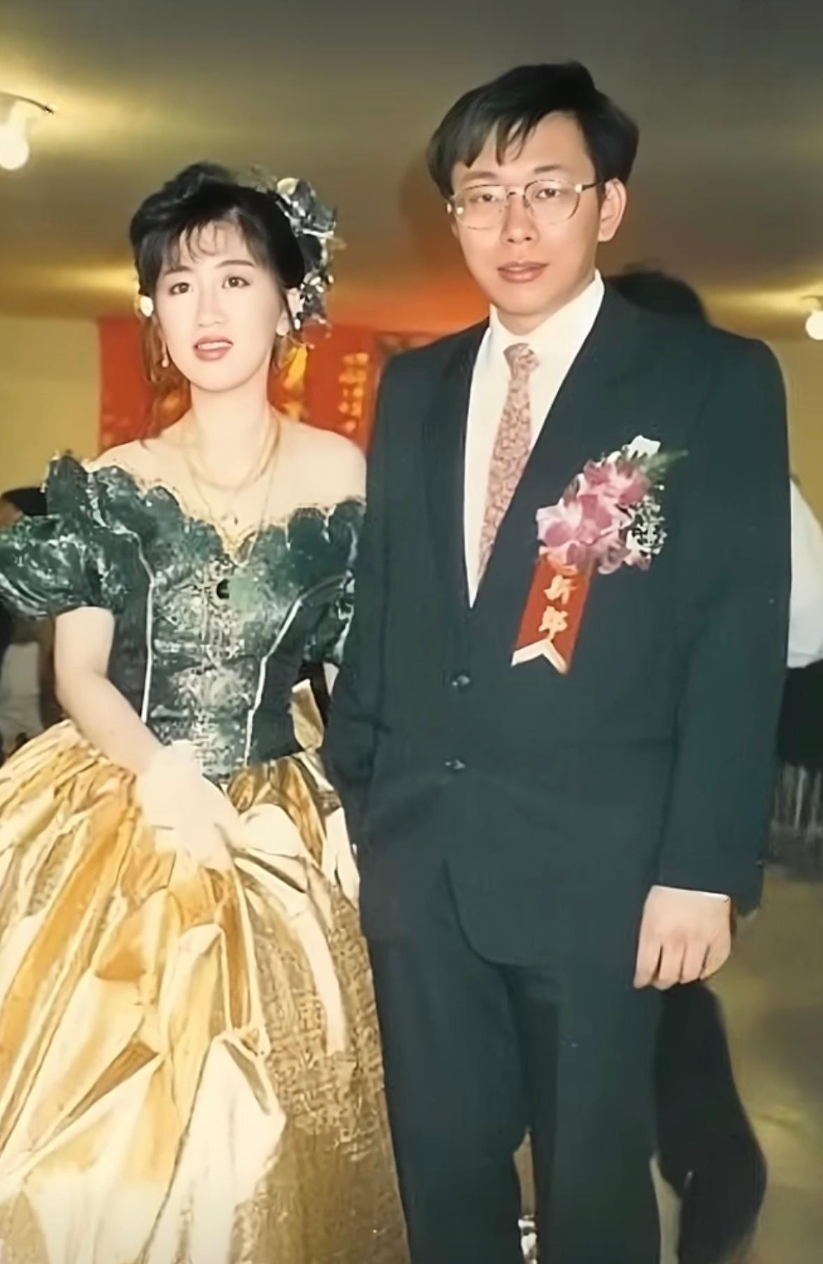 这是1991年柯文哲和他老婆陈佩琪的结婚照，两个人都毕业于台大医学系，但两个人是