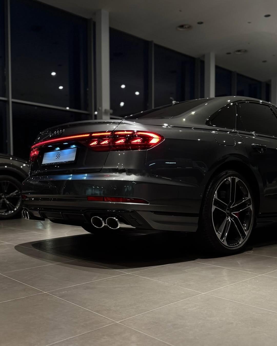 谁能拒绝这台奥迪S8？！俗称西装暴徒。虽然长的像A8，但是内在的机械性能要强得多