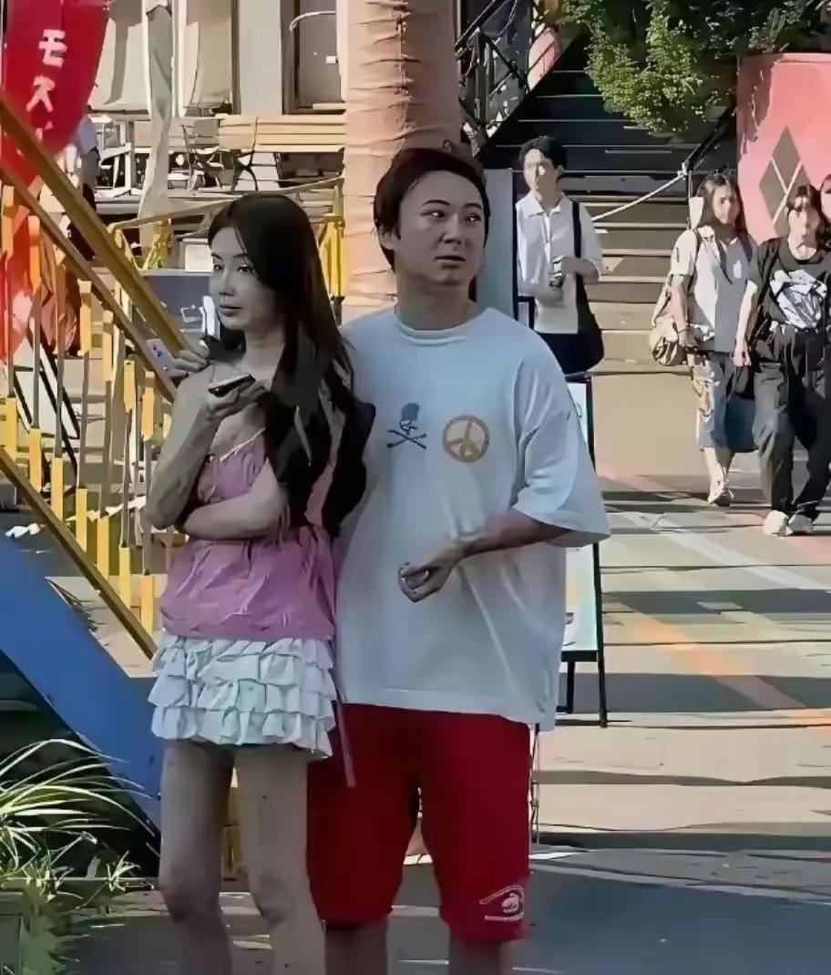 这气色一看就是纵欲过度，长期无节制透支身体，路人偶遇王思聪近期在外游玩的实拍照片