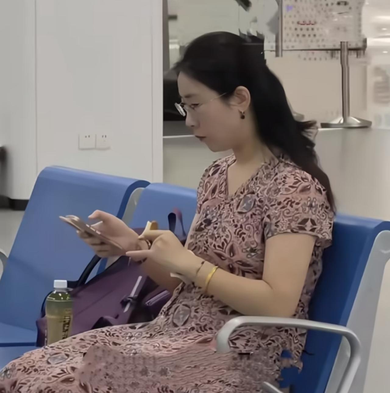 你看看人家这原配，知书达礼，清清秀秀，说话还条理分明，还有什么可挑剔的，即便遇到