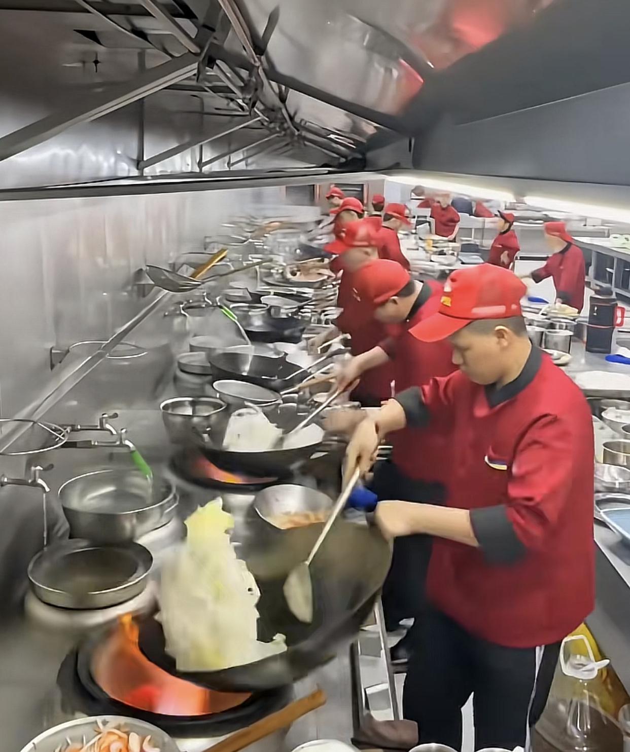 为什么预制菜会越来越风靡起来
看看酒店后厨你就知道了，原来我以为厨师经过培训是个