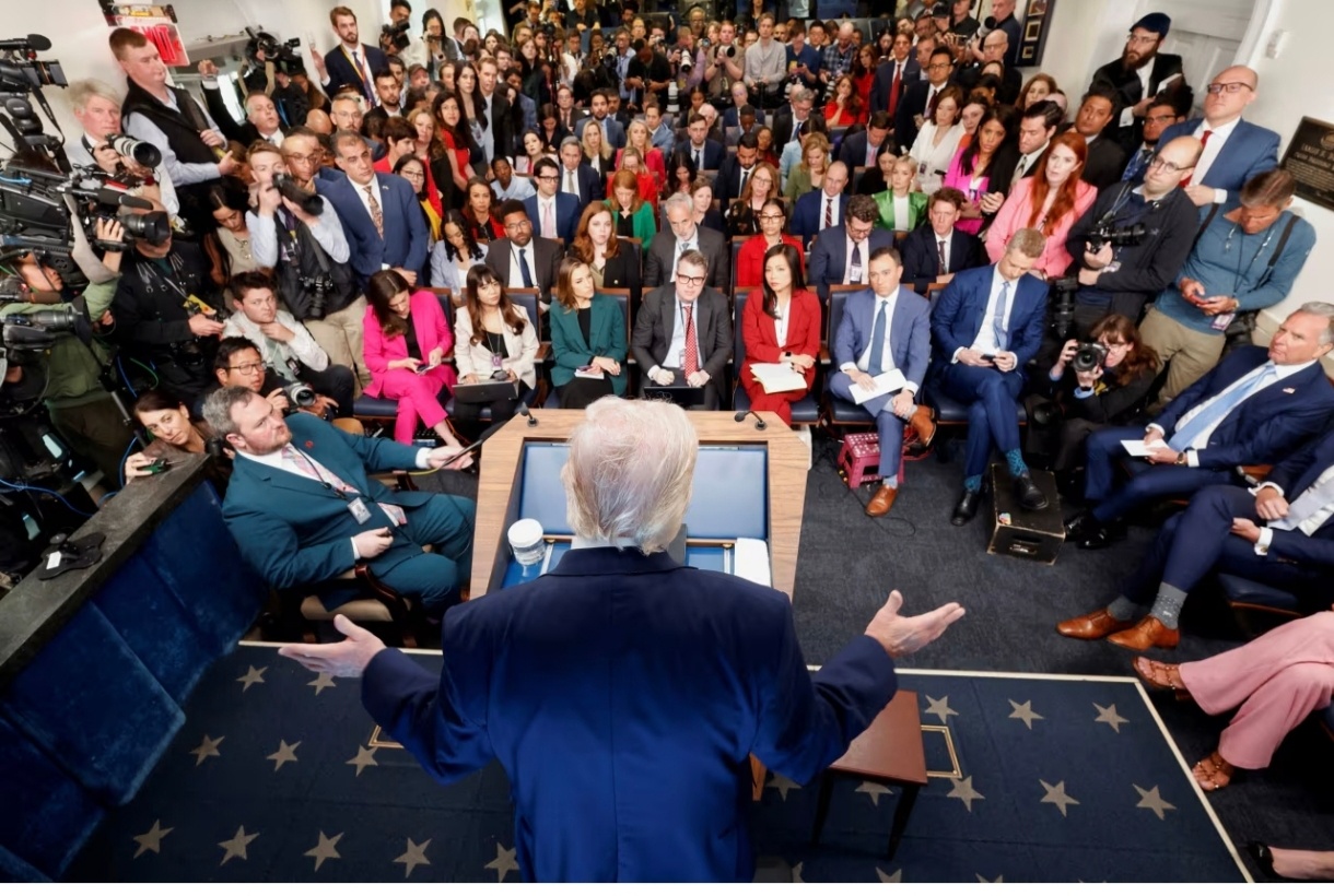 特朗普称出动176架飞机营救飞行员¹ 特朗普刚刚对一屋子人提出表扬和批评。² 表