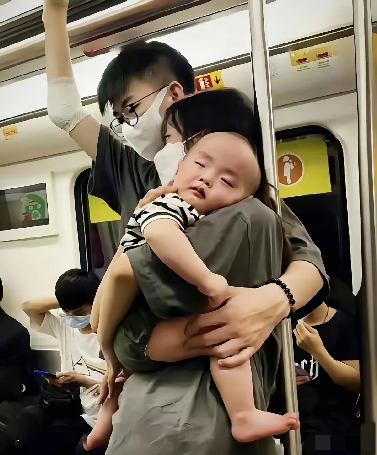 公交车上，一对夫妻紧紧相依，丈夫张开结实的臂膀，将妻子与怀中的孩子稳稳护在胸前。