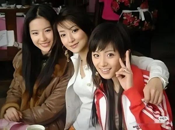 杨幂刘亦菲早年同框 谁更胜一筹呢 ​​​