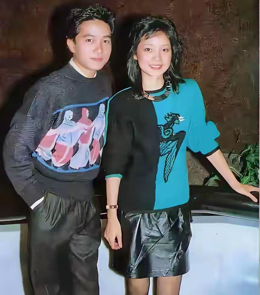 复古潮流穿搭，90年代风潮再现！👠那时候真年轻，这两位长得真标准。两位是谁呢？