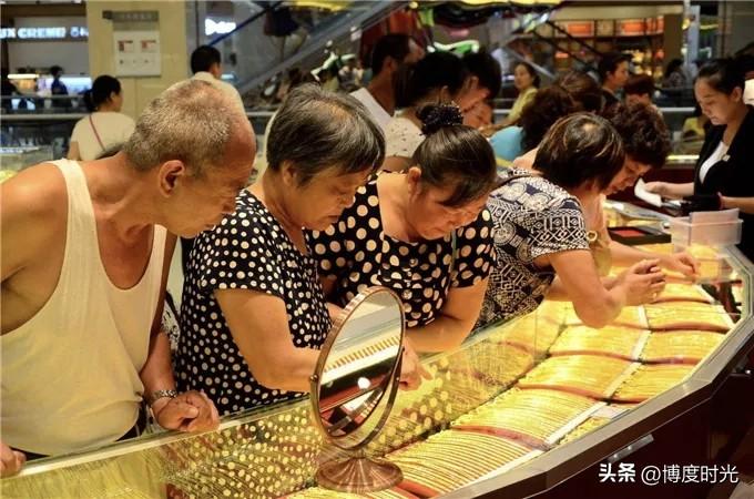 2023年以来，黄金价格就像坐上了火箭一路飞涨，到2025年都在千元大关附近“荡