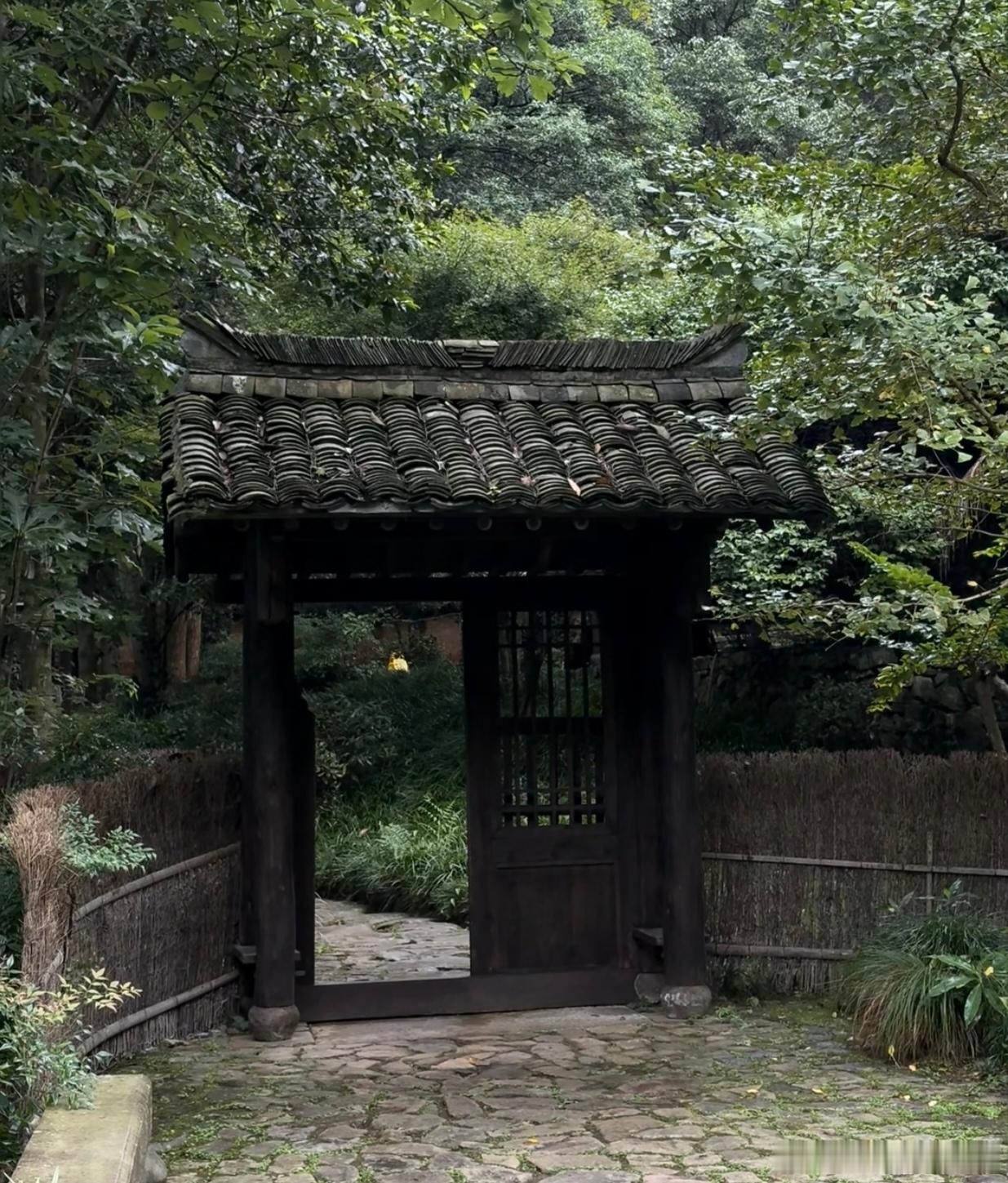 昆仑仙本道德经：第二十章绝学无忧，唯阿相和；至善无患，唯阿相处。人之所畏，不可不