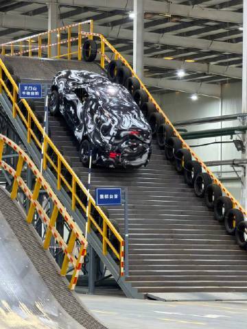 比亚迪把天门山天梯搬进了厂房 比亚迪直接在厂房复刻天门山千级台阶，神秘方盒子伪装