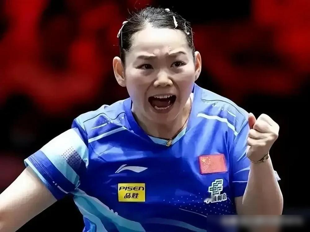 哪怕只是个“陪练”，站出来也是一座大山。

1月23日的马斯喀特，何卓佳在球台前