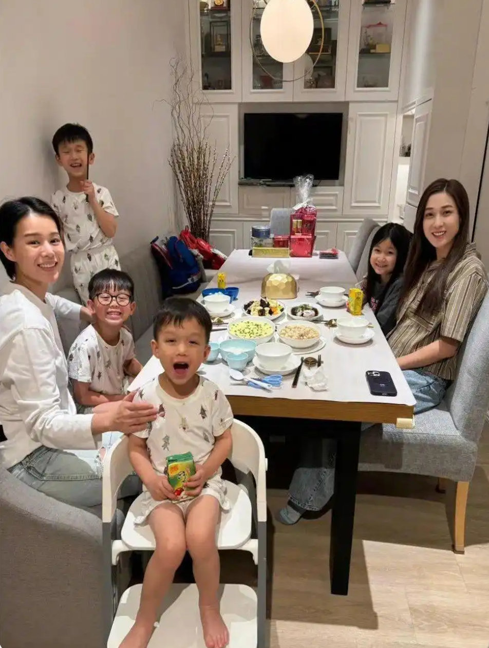 钟嘉欣带女儿去胡杏儿家聚会，热闹又温馨！两人同年结婚同生三娃，这才是志同道合的好