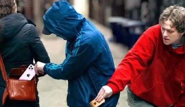据说，欧洲的小偷居然达成了一种共识：中国人的钱包可以偷，但中国人的手机绝对不能碰