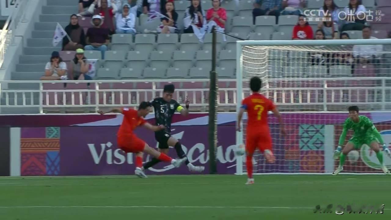 国奥—韩国
上半时21分钟，国奥在左前场组织进攻，谢文能传球到禁区内，拜合拉木背