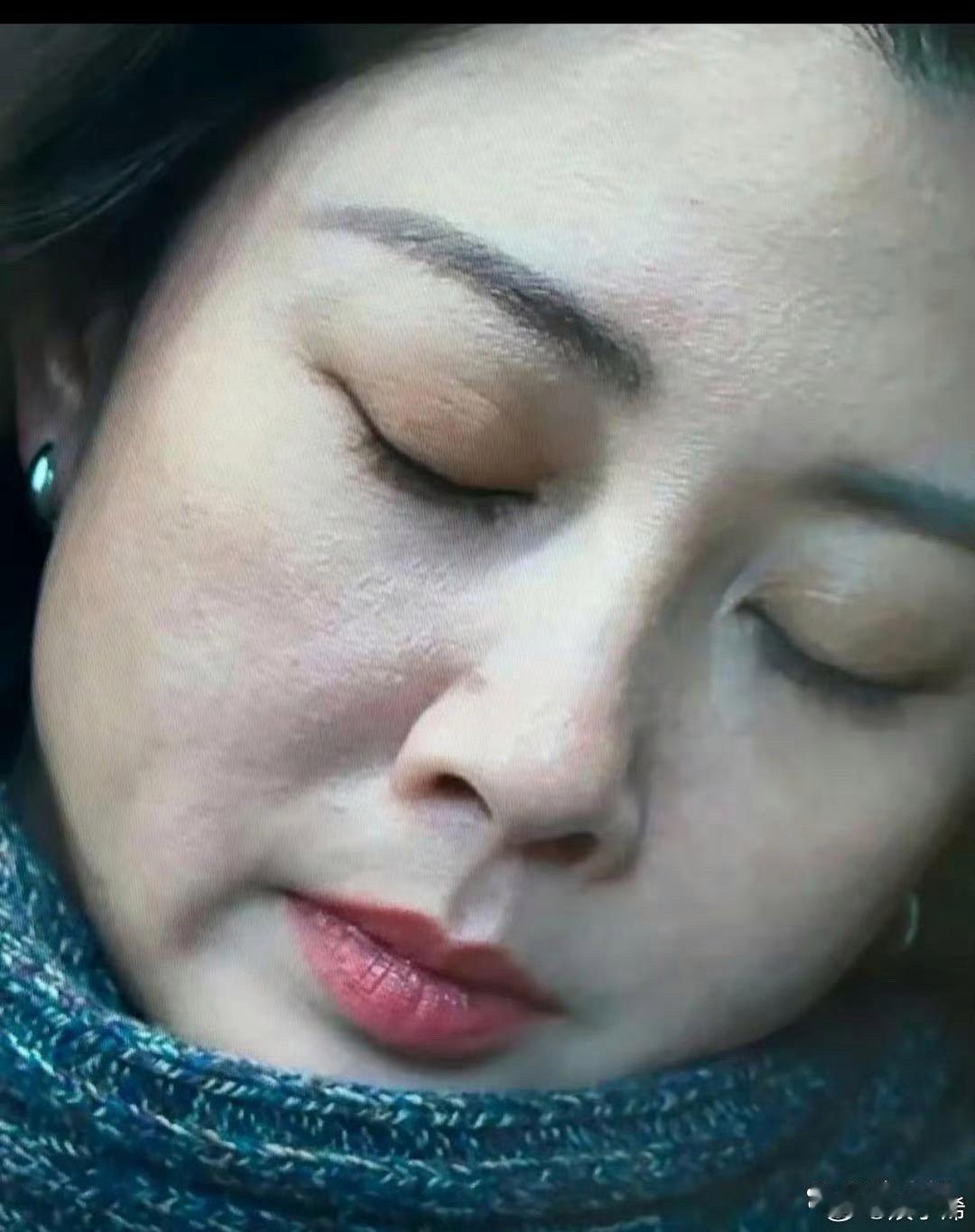 殷桃毕竟是过了花一样的年纪，40多岁的女人这样的皮肤再正常不过了！ ​​​